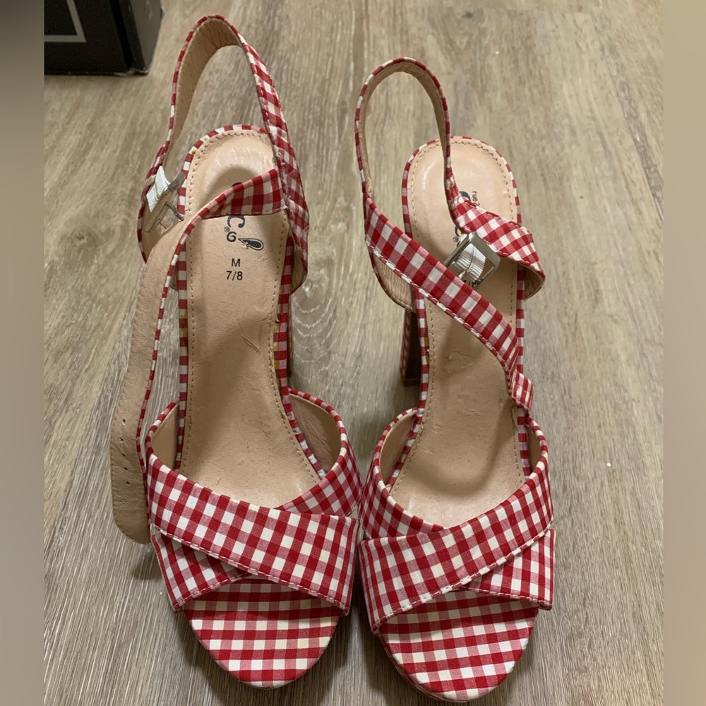 Super cute gingham heels! 😍😩